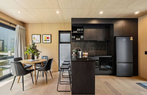 Frankton House | The Luxe Nook | Central Location with parking!