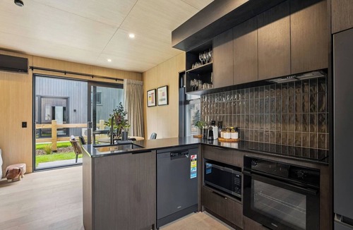 Frankton House | The Luxe Nook | Central Location with parking!