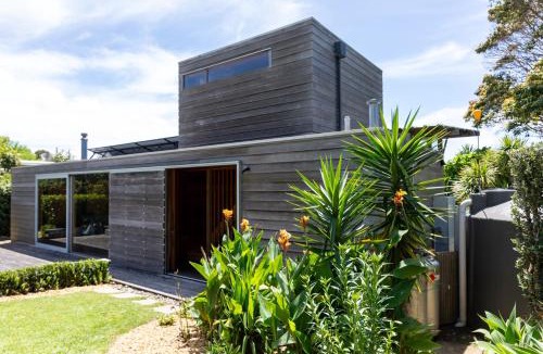Tryphena House | The Natural Home - Prime Position Medlands Beach