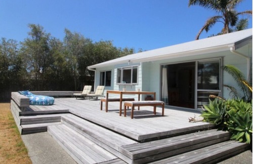 Matarangi House | The perfect bach for large groups, near the beach