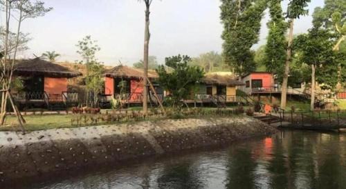 Hin Dat Resort | The Raft Land Resort