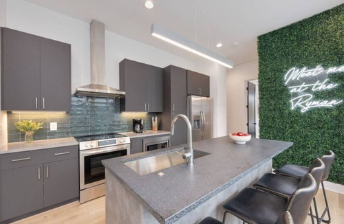 Radnor House | `The Ryman` 4BR Haven with Scenic Rooftop