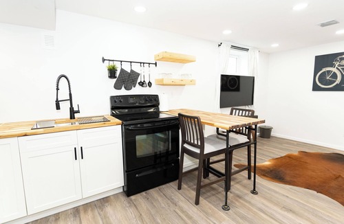 Saskatoon House | The Scholar's Retreat - 2 Minute Drive to the River Walking Paths or University!