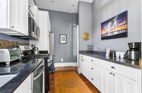 Cannonborough Elliotborough House | The Sunsetter | Only 1 block to King!