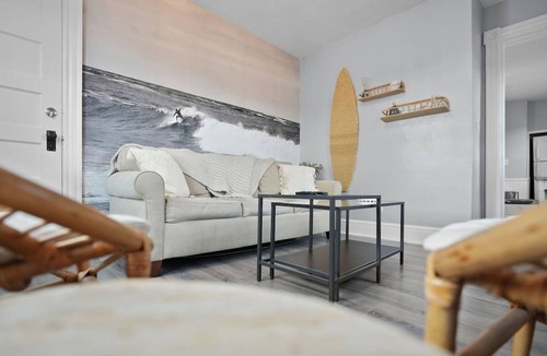 Bristol Apartment | The Surf Shack- adorable 2 BR walk to waterfront