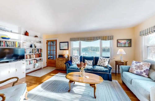 Cushing House | "THE WAY LIFE SHOULD BE"nWATERFRONT OASIS/ HARBOR VIEWS AND A SHARED DOCK.n