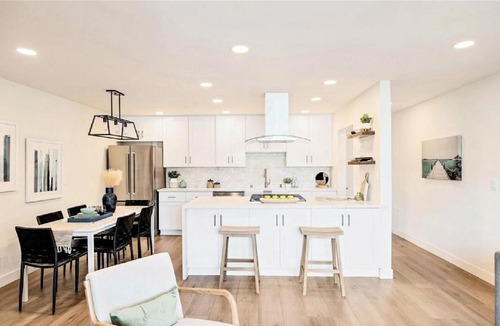 Hermosa Beach Apartment | Three Bedroom Coastal Residence with Ocean Views
