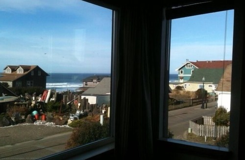Newport House | Three Bedroom/Two Bath Beach House In The Heart Of Nye Beach
