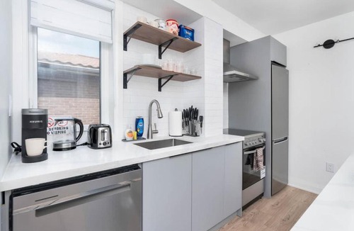 Trinity - Bellwoods Apartment | TO Chic 3BR Ossington Hub Near Subway & Shops