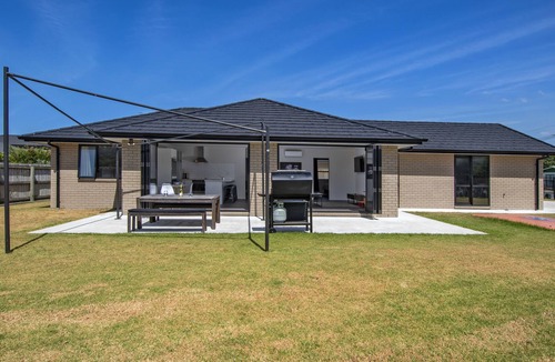 One Tree Point Cabin | To The Point - One Tree Point Holiday Home