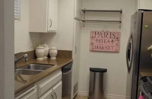 Burbank Apartment | Toluca Lake gem next to Studios! Work, play, & relax within walking distance!