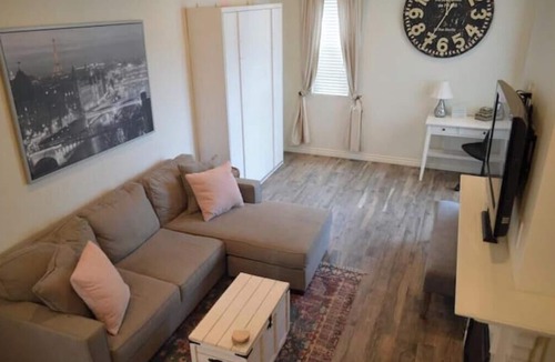 Burbank Apartment | Toluca Lake gem next to Studios! Work, play, & relax within walking distance!