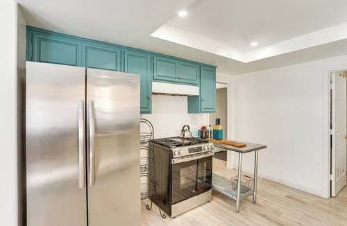 North Redondo House | Townhome 2 Mi to Hermosa Beach! Remote Work Hub