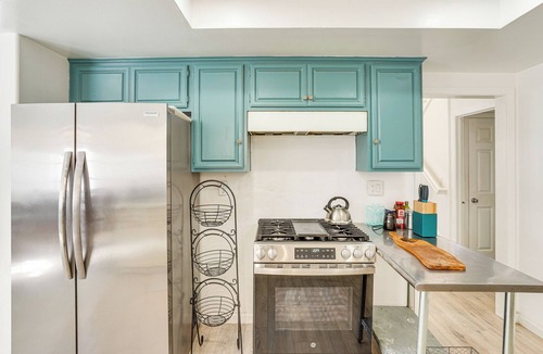 North Redondo House | Townhome 2 Mi to Hermosa Beach! Remote Work Hub