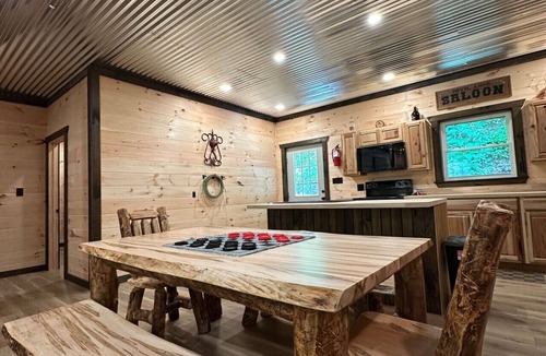 Red Jacket Cabin | Trailside Saloon Lodge #F | 4BR | Sleeps 16 | Hot Tub