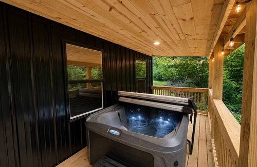 Red Jacket Cabin | Trailside Saloon Lodge #F | 4BR | Sleeps 16 | Hot Tub