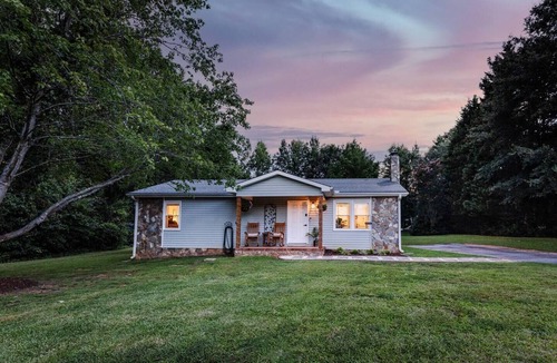 Boiling Springs House | Tranquil & Cozy ~ Queen Beds, Porch, Backyard, BBQ