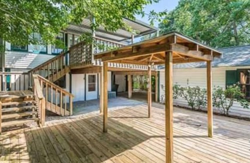 Bacliff House | Tropical Oasis By the Bay