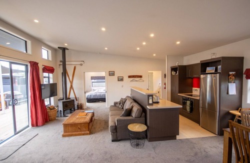 Twizel House | Tussock Retreat - Modern Open Plan, Huge Deck