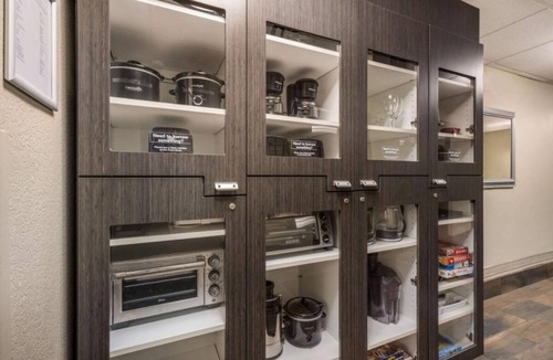 North Arlington Hotel | TWO Contemporary Suites Near Six Flags Over Texas! Full Kitchen, Pet-friendly!
