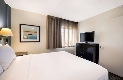 North Arlington Hotel | TWO Contemporary Suites Near Six Flags Over Texas! Full Kitchen, Pet-friendly!