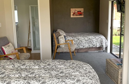 Ranfurly Apartment | Two lovely King studio units