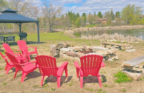 Seeleys Bay House | Unique & Spacious Home | Large Kitchen | Fire Pit | Lakeview, Sleeps 10