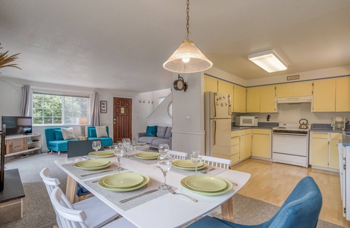 Manzanita House | Updated Manzanita Charmer one Block from the Beach!