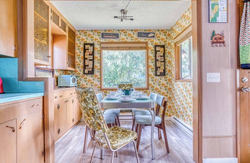Tierra Del Mar House | Updates Galore, Queen Suite, Pool Table, Hot Tub, Near Beach in Tierra del Mar!