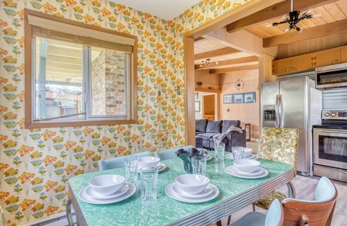 Tierra Del Mar House | Updates Galore, Queen Suite, Pool Table, Hot Tub, Near Beach in Tierra del Mar!