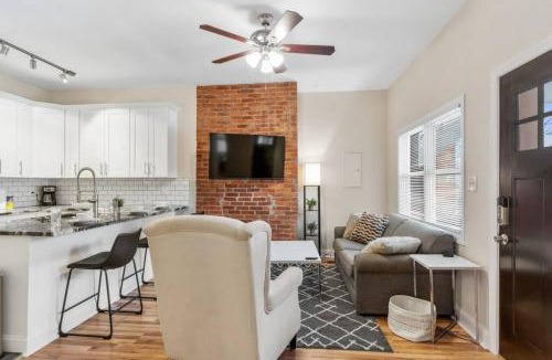 Shadyside Apartment | Upscale Shadyside Double King Suite, Private entrance with front porch