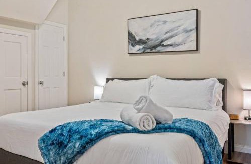 Shadyside Apartment | Upscale Shadyside Double King Suite, Private entrance with front porch
