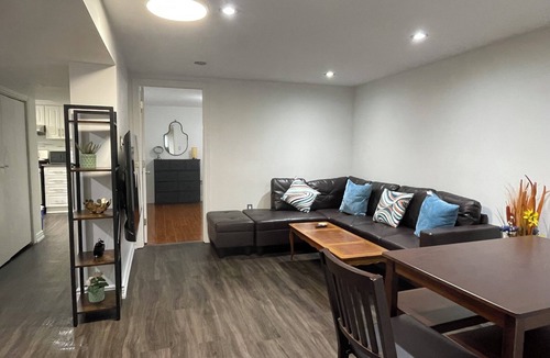 Etobicoke House | Vacation house Entire floor/subway/kids yard