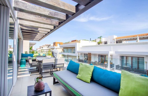 Emiliano Zapata Condo | Vaulted Ceiling Penthouse at Zenith in Romantic Zone | Pool, Gym, BBQ