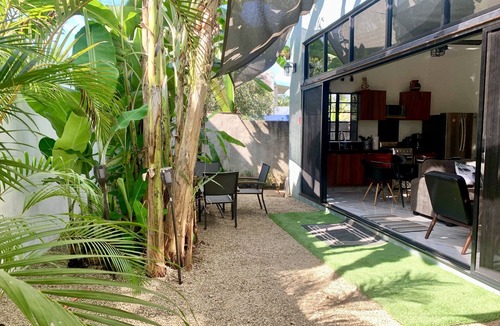 San Francisco House | Villa Cocos, Modern Family Retreat, Cozy & Private just 3 Blocks from the Beach