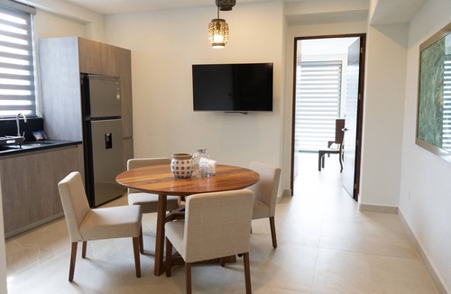 San Francisco Apartment | Villa Magnolia, Lux condo, steps from the beach.