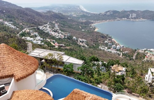 Las Cruces Villa | Villa Maui: Luxury Getaway with Infinity Pool and Spectacular Views 19persons