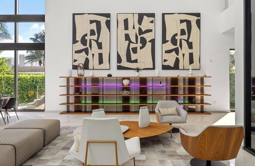 Hallandale Beach Apartment | Villa Okasa: Modern Marvel with Pool + Jacuzzi + Pool Table + BBQ