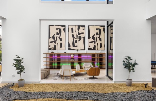 Hallandale Beach Apartment | Villa Okasa: Modern Marvel with Pool + Jacuzzi + Pool Table + BBQ