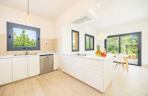 Felanitx Villa | Villa 'Pins' with Mountain View, Wi-Fi and Air Conditioning
