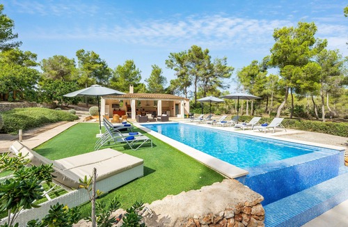 Felanitx Villa | Villa 'Pins' with Mountain View, Wi-Fi and Air Conditioning