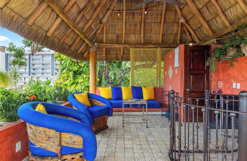 Amapas Villa | Villa Rental - Close walk to beach!