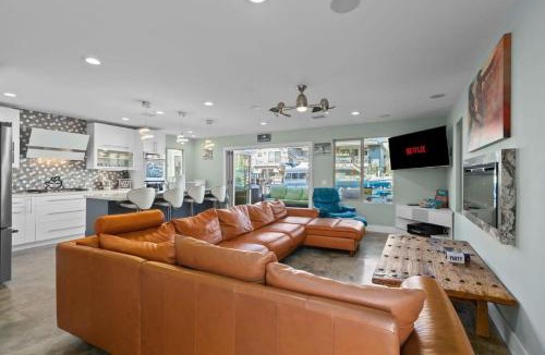 Sunset Beach House | Voted Airbnb Most Loved Home 2024 Duffy Boat