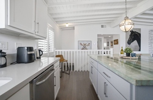 El Porto Apartment | Walk to beach from the newly renovated home