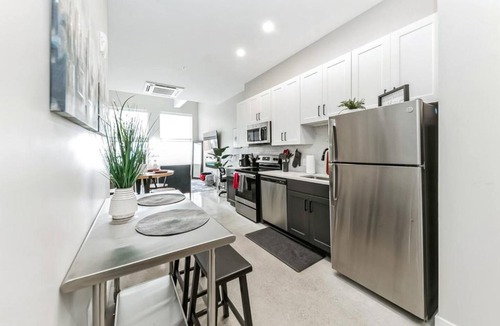 Downtown Cincinnati Apartment | Walk to Bengal, Reds Free Parking King Bed Gym