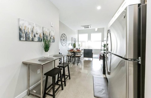 Downtown Cincinnati Apartment | Walk to Bengal, Reds Free Parking King Bed Gym