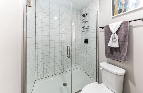 Downtown Cincinnati Apartment | Walk to Bengal, Reds Free Parking King Bed Gym