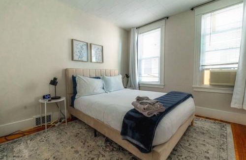Salem Apartment | Walk to Downtown Salem with Arcade- Free Parking!