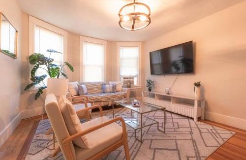 Salem Apartment | Walk to Downtown Salem with Arcade- Free Parking!