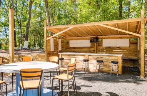 Mount Victoria House | Walk to MIR: Wooded Group Escape w/Deck + Bar!